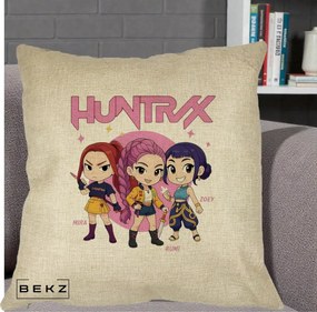 Perna Personalizata K-pop HUNTRX Trio Chibi cu Arme, 40x40 cm, Crem, Husa Detasabila, Perna Inclusa, BEKZ®