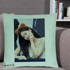 Perna Personalizata K-pop BLACKPINK Jennie Cute cu Diadema Ursulet, 40x40 cm, Verde Menta, Husa Detasabila, Perna Inclusa, BEKZ®