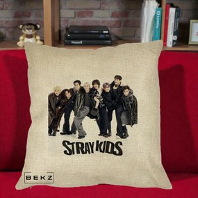 Perna Personalizata K-pop Stray Kids Outfit Negru, 40x40 cm, Crem, Husa Detasabila, Perna Inclusa, BEKZ®