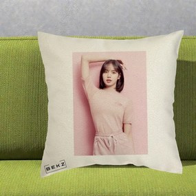 Perna Personalizata K-pop BLACKPINK Lisa Roz, 40x40 cm, Ecru, Husa Detasabila, Perna Inclusa, BEKZ®
