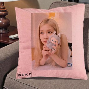 Perna Personalizata K-pop BLACKPINK Rose cu Papusa Iepure, 40x40 cm, Roz, Husa Detasabila, Perna Inclusa, BEKZ®