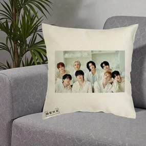 Perna Personalizata K-pop Stray Kids Foto Grup All-White Landscape, 40x40 cm, Ecru, Husa Detasabila, Perna Inclusa, BEKZ®