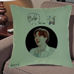 Perna Personalizata K-pop BTS J-Hope Portret cu Autograf, 40x40 cm, Verde, Husa Detasabila, Perna Inclusa, BEKZ®