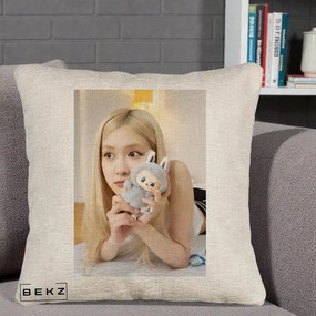 Perna Personalizata K-pop BLACKPINK Rose cu Papusa Iepure, 40x40 cm, Bej Canapea, Husa Detasabila, Perna Inclusa, BEKZ®