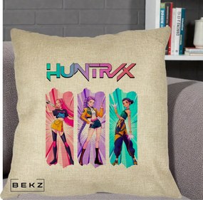 Perna Personalizata K-pop HUNTRX Trio cu Pisica in Benzi, 40x40 cm, Crem, Husa Detasabila, Perna Inclusa, BEKZ®