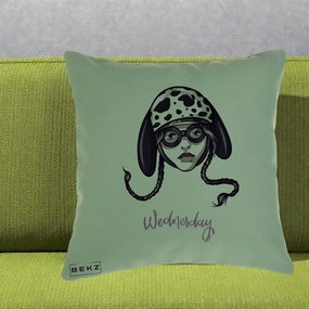 Perna Personalizata Wednesday Addams cu Caine Dalmatian, 40x40 cm, Verde, Husa Detasabila, Perna Inclusa, BEKZ®