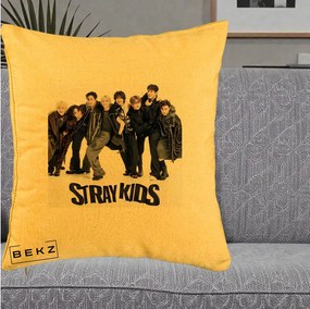 Perna Personalizata K-pop Stray Kids Outfit Negru, 40x40 cm, Galben, Husa Detasabila, Perna Inclusa, BEKZ®