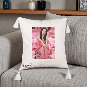 Perna Personalizata K-pop BLACKPINK Jisoo Pink Room, 40x40 cm, Bej cu Franjuri, Husa Detasabila, Perna Inclusa, BEKZ®