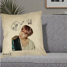 Perna Personalizata K-pop BTS J-Hope Par Roz Autograf, 40x40 cm, Crem, Husa Detasabila, Perna Inclusa, BEKZ®