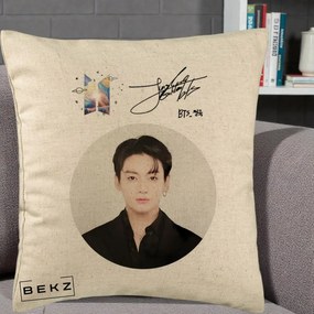 Perna Personalizata K-pop BTS Jungkook Portret cu Autograf, 40x40 cm, Bej, Husa Detasabila, Perna Inclusa, BEKZ®
