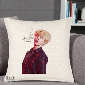 Perna Personalizata K-pop BTS Jimin Portret Artistic par Blond Autograf, 40x40 cm, Crem Reliefat, Husa Detasabila, Perna Inclusa, BEKZ®