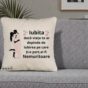 Cadou pentru Iubita - Perna Personalizata Iubita Nemuritoare cu Siluete de Cuplu, 40x40 cm, Bej Canapea, Husa Detasabila, Perna Inclusa, BEKZ®
