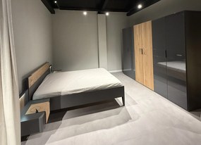 Set dormitor format din 4 piese, material MDF, fronturi sticla și lemn masiv( cadru pat 180x200 cm, 2 noptiere, dulap )