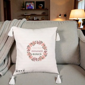 Cadou pentru Bunica - Perna Personalizata Cea Mai Minunata Bunica Coronita Flori Roz, 40x40 cm, Bej cu Franjuri, Husa Detasabila, Perna Inclusa, BEKZ®