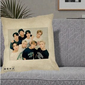Perna Personalizata K-pop Stray Kids Foto Grup Text, 40x40 cm, Crem, Husa Detasabila, Perna Inclusa, BEKZ®