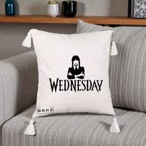 Perna Personalizata Wednesday Addams cu Brate Incrucisate, 40x40 cm, Bej cu Franjuri, Husa Detasabila, Perna Inclusa, BEKZ®