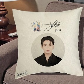 Perna Personalizata K-pop BTS Jungkook Portret cu Autograf, 40x40 cm, Ecru, Husa Detasabila, Perna Inclusa, BEKZ®