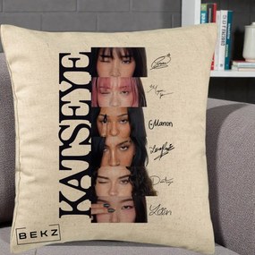 Perna Personalizata K-pop KATSEYE Semnaturi Membre Foto, 40x40 cm, Bej, Husa Detasabila, Perna Inclusa, BEKZ®