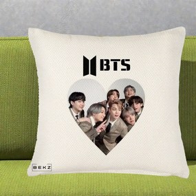 Perna Personalizata K-pop BTS Grup Fotografie in Inima, 40x40 cm, Crem Reliefat, Husa Detasabila, Perna Inclusa, BEKZ®
