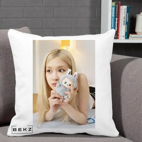 Perna Personalizata K-pop BLACKPINK Rose cu Papusa Iepure, 40x40 cm, Alba Mata, Husa Detasabila, Perna Inclusa, BEKZ®