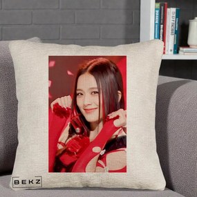 Perna Personalizata K-pop BLACKPINK Jisoo Rosu, 40x40 cm, Bej Canapea, Husa Detasabila, Perna Inclusa, BEKZ®
