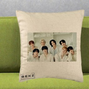 Perna Personalizata K-pop Stray Kids Foto Grup All-White Landscape, 40x40 cm, Bej, Husa Detasabila, Perna Inclusa, BEKZ®