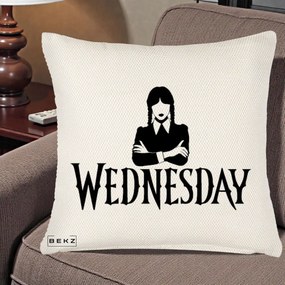 Perna Personalizata Wednesday Addams cu Brate Incrucisate, 40x40 cm, Crem Reliefat, Husa Detasabila, Perna Inclusa, BEKZ®