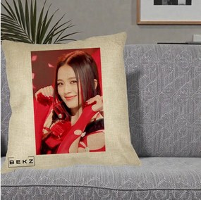 Perna Personalizata K-pop BLACKPINK Jisoo Rosu, 40x40 cm, Crem, Husa Detasabila, Perna Inclusa, BEKZ®