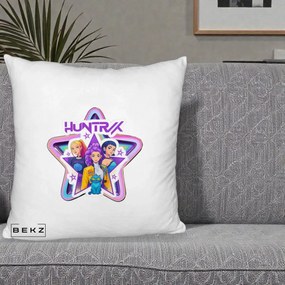 Perna Personalizata K-pop HUNTRX Trio Stea cu Pisica, 40x40 cm, Alb Pufos, Husa Detasabila, Perna Inclusa, BEKZ®