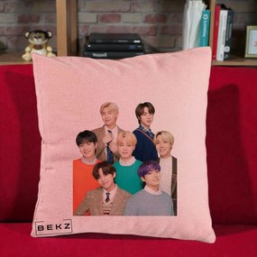 Perna Personalizata K-pop BTS Fotografie Grup Tinute Elegante, 40x40 cm, Roz, Husa Detasabila, Perna Inclusa, BEKZ®