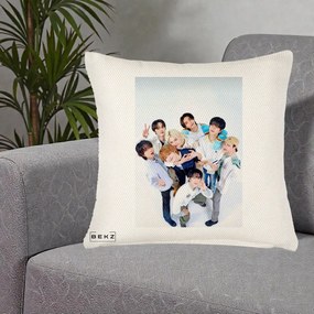 Perna Personalizata K-pop Stray Kids Foto Grup Bleu, 40x40 cm, Crem Reliefat, Husa Detasabila, Perna Inclusa, BEKZ®