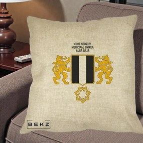 Perna Personalizata CSM Unirea Alba Iulia Fotbal, 40x40 cm, Crem, Husa Detasabila, Perna Inclusa, BEKZ®