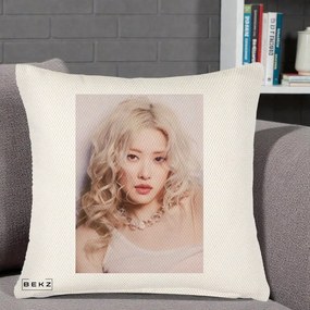 Perna Personalizata K-pop BLACKPINK Rose, 40x40 cm, Crem Reliefat, Husa Detasabila, Perna Inclusa, BEKZ®