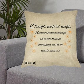 Cadou pentru Nasi - Perna Personalizata Dragii Nostri Nasi Suntem Binecuvantati cu Floricele, 40x40 cm, Crem, Husa Detasabila, Perna Inclusa, BEKZ®