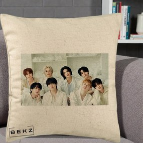 Perna Personalizata K-pop Stray Kids Foto Grup All-White Landscape, 40x40 cm, Bej, Husa Detasabila, Perna Inclusa, BEKZ®