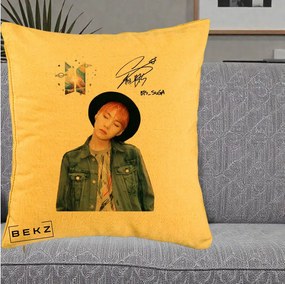 Perna Personalizata K-pop BTS Suga par Portocaliu Palarie Autograf, 40x40 cm, Galben, Husa Detasabila, Perna Inclusa, BEKZ®