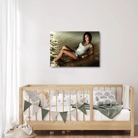 Tablou pe sticlă cu femeie pe plajă (70x50 cm)