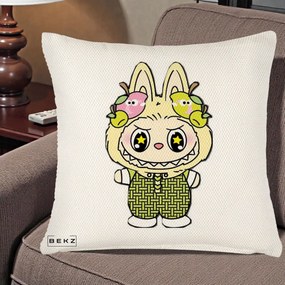 Perna Personalizata Labubu Galben cu Mere si Salopeta, 40x40 cm, Crem Reliefat, Husa Detasabila, Perna Inclusa, BEKZ®