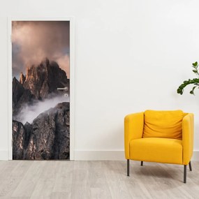 Fototapet pentru ușă - Dolomiții italieni ascunși în ceață (95x205cm)