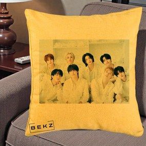 Perna Personalizata K-pop Stray Kids Foto Grup Alb All-White cu 8 Membrii, 40x40 cm, Galben, Husa Detasabila, Perna Inclusa, BEKZ®