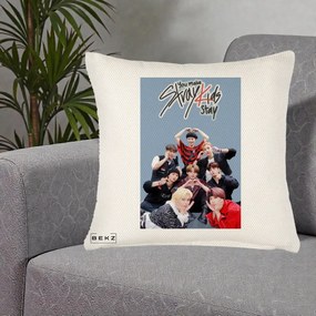 Perna Personalizata K-pop Stray Kids You Make Stray Kids Stay cu Foto Grup, 40x40 cm, Crem Reliefat, Husa Detasabila, Perna Inclusa, BEKZ®