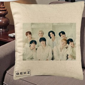 Perna Personalizata K-pop Stray Kids Foto Grup Alb All-White cu 8 Membrii, 40x40 cm, Bej, Husa Detasabila, Perna Inclusa, BEKZ®