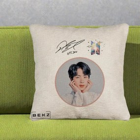 Perna Personalizata K-pop BTS Jin Portret cu Autograf, 40x40 cm, Bej Canapea, Husa Detasabila, Perna Inclusa, BEKZ®