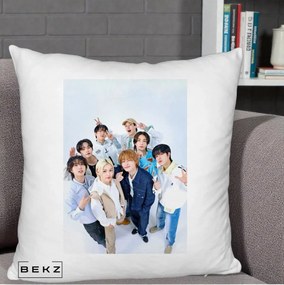 Perna Personalizata K-pop Stray Kids Foto Grup Alb cu 8 Membrii de Sus, 40x40 cm, Alb Pufos, Husa Detasabila, Perna Inclusa, BEKZ®