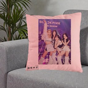 Perna Personalizata K-pop BLACKPINK The Show Concert cu 4 Membre pe Scena, 40x40 cm, Roz, Husa Detasabila, Perna Inclusa, BEKZ®