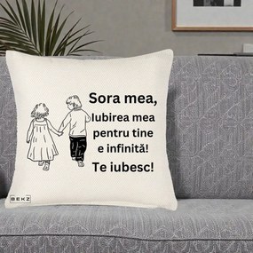 Cadou pentru Sora - Perna Personalizata Sora Mea Te Iubesc Copii Tinand Maini din Spate, 40x40 cm, Crem Reliefat, Husa Detasabila, Perna Inclusa, BEKZ®