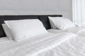 Lenjerie de pat Hotel Line, dubla, 200x220 cm, amestec bumbac, satin,  250 TC, alb, cu dungi 1 cm