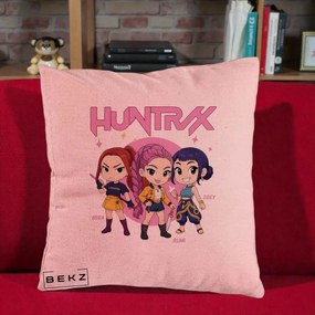 Perna Personalizata K-pop HUNTRX Trio Chibi cu Arme, 40x40 cm, Roz, Husa Detasabila, Perna Inclusa, BEKZ®