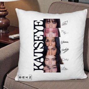 Perna Personalizata K-pop KATSEYE Semnaturi Membre Foto, 40x40 cm, Alb Pufos, Husa Detasabila, Perna Inclusa, BEKZ®
