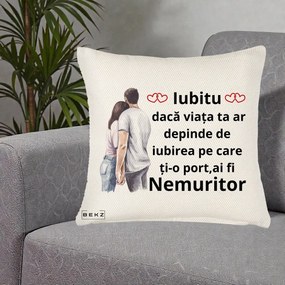 Cadou pentru Iubita - Perna Personalizata Iubitu Nemuritor cu Cuplu Acuarela si Inimi Rosii, 40x40 cm, Crem Reliefat, Husa Detasabila, Perna Inclusa, BEKZ®